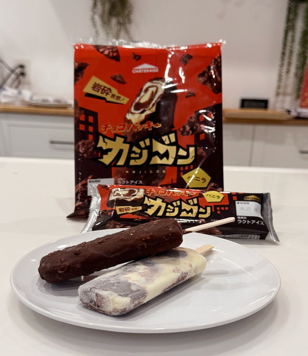 【新商品】シャトレーゼの人気アイス「チョコバッキー」に、チョココーティング使用の最強チョコ感のチョコバッキー「カジゴン」が登場！コーティングにはフィアンティーヌとコーンフレークを混ぜ込み、新たな「ザクザク」感を実現✨1月9日（木）から全国のシャトレーゼで期間限定発売。価格は1本108円