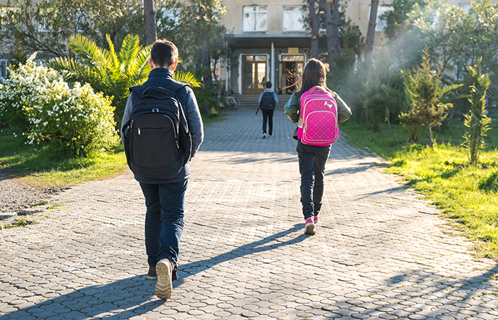 🎒Volvemos al cole y reflexionamos sobre la movilidad de los menores. Caminar🚶 o usar la #bici 🚲 mejora su salud y fortalece su confianza, así como su capacidad para tomar decisiones responsables. ➡️ Hacerlo posible es una tarea compartida. #RevistaDGT👉 ow.ly/e5Iz50UAW7z