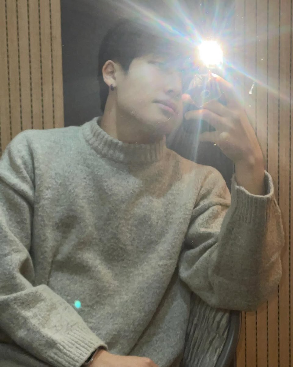 jaewonisland's tweet photo. "그니까 거울샷 어떻게 찍는거냐고😫"
아니 잘 찍는데? 잘 나왔는데? 너무 잘 생겼는데? 🥹
#신재원 #SHINJAEWON https://t.co/GFluQmCXR5
