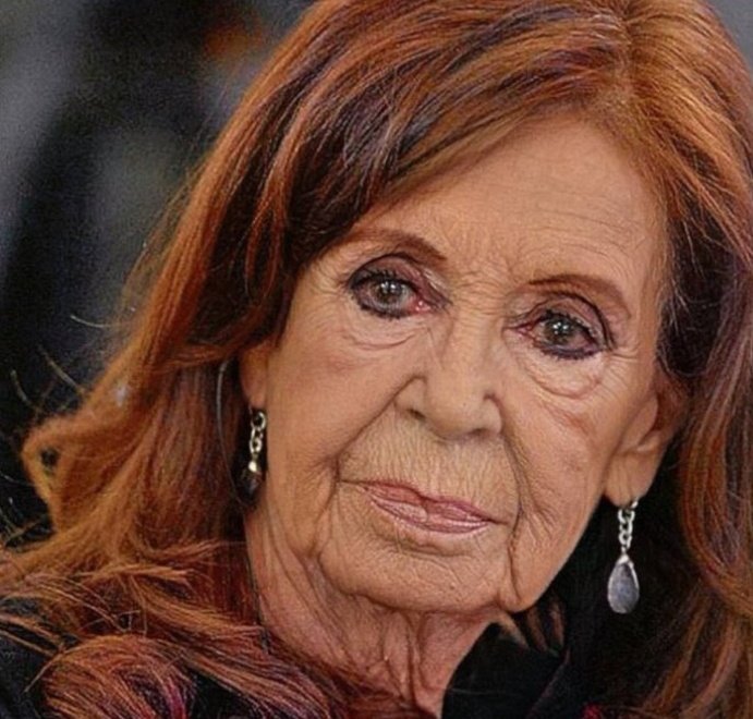FurmanElias's tweet photo. A Kueider lo encontraron con 300 mil dólares está preso.
La condenada viuda de Kirchner se robó miles de millones de dólares está libre .
Como se entiende? https://t.co/uBRHlfsn43