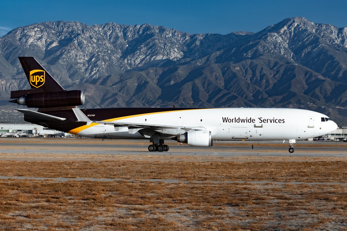 arakitam's tweet photo. ロサンゼルスから東に90キロほどの地点にあるオンタリオ国際空港
ここはUPSの準ハブ空港になっており、平日の早朝や深夜に同社の機体がまとめて離発着します。
4年前から山バックの転がりを構想しアメリカに行く理由になっていましたが、今回の遠征でようやくものにできました。

N257UP KONT 2025/1/3 https://t.co/eCuRRKBjpI