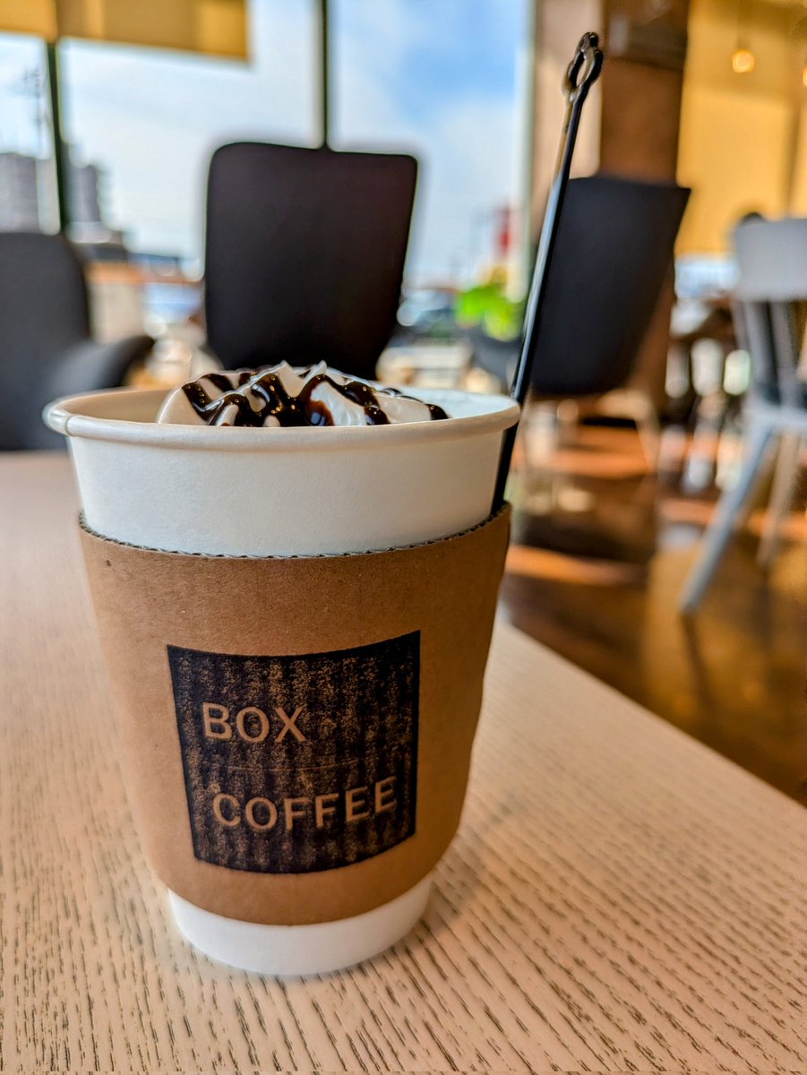 8uEjhd5sddFzS35's tweet photo. 先日再び秋田市泉のグランマート内にある「BOXCOFFEE」さんで休憩✨☕
店内の賑やかさも結構BGM的な感じで好きなんですよね。
寒い時は特に温かく甘い飲み物が身体に沁みます✨(*^_^*)
こういうまったりした時間が幸せだなと感じる私でした☺️♥
#秋田市泉 #BOXCOFFEE #まったりとした幸せな時間 https://t.co/ZQ9HWsHLkq