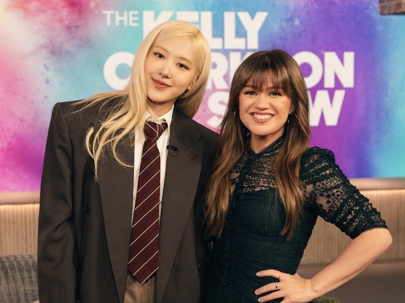 roseannepics's tweet photo. rosé and kelly clarkson https://t.co/ZVx3f0yCPO