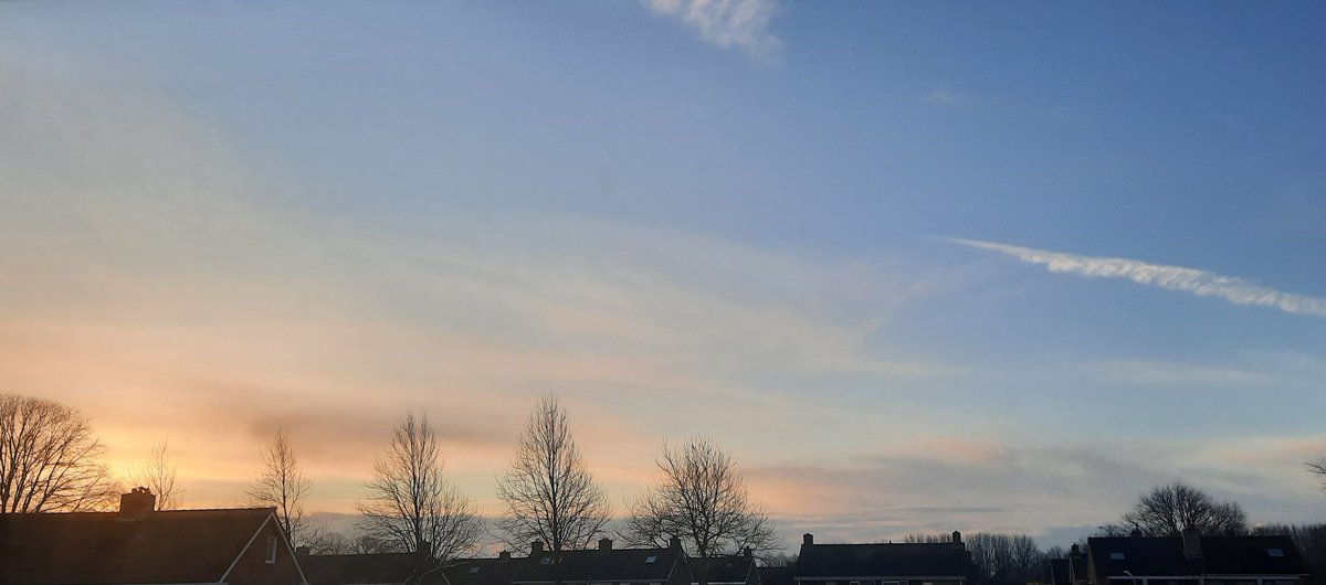 Van donkerblauw gistermiddag naar lichtblauw vanochtend, dat voelt een stuk aangenamer. Een fijne dag! #mooieluchten #naarbuiten #winter