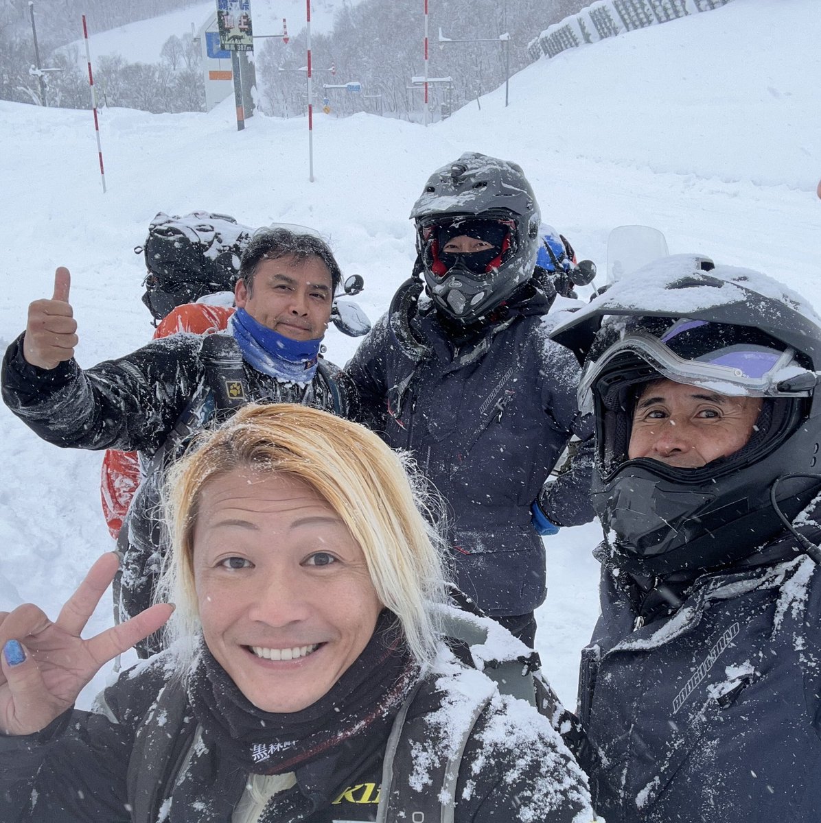 azusagakuyuki's tweet image. 年越し宗谷岬の風景♪
"蘇える老狼"たち～吹雪の霧立峠特攻
🦭ｵｲｵｲ(^_^;)☃️٩( *˙0˙*)۶ ｲｹ〜