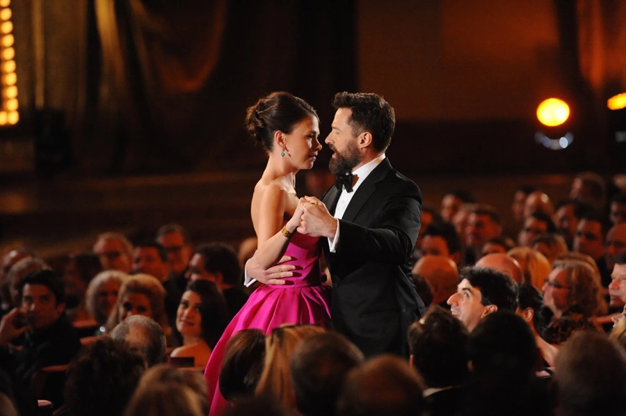 voxtrending's tweet photo. "Broadway sparks fly! ✨ Hugh Jackman confirms romance with The Music Man co-star Sutton Foster after his recent split. A new chapter for the iconic actor! 💕 #HughJackman #SuttonFoster #BroadwayLove #TheMusicMan #OnePlus13 #WWERaw📷📷📷#WWE2K25 #survivingbarstool #MIAvsSAC
👉 Read the full story here: https://t.co/jcpYUmPZGZ