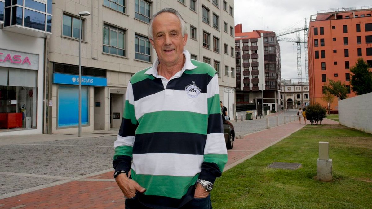 vocescoruna's tweet photo. Consternación en #ACoruña por el fallecimiento en las últimas horas de Juan Agrelo, un hombre muy querido en la ciudad, que siempre tenía una sonrisa y un saludo para todo el mundo. Hoy lo lloran en la plaza de Lugo, en Cuatro Caminos y en todas partes. Muy tristes. 🖤 DEP. https://t.co/ZK2zlGQaB5