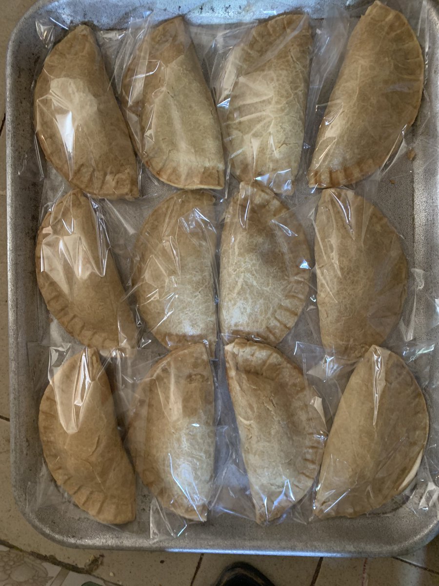 Judith_Bake's tweet image. So, my first meatpie order and I couldn’t take photos cause I was busy. But thanks to my lil sis whose hands never get off my phone 😁😂 I was able to get these photos even though not well snapped 

#firstsales
#yummymeatpie 
#bakingexperience