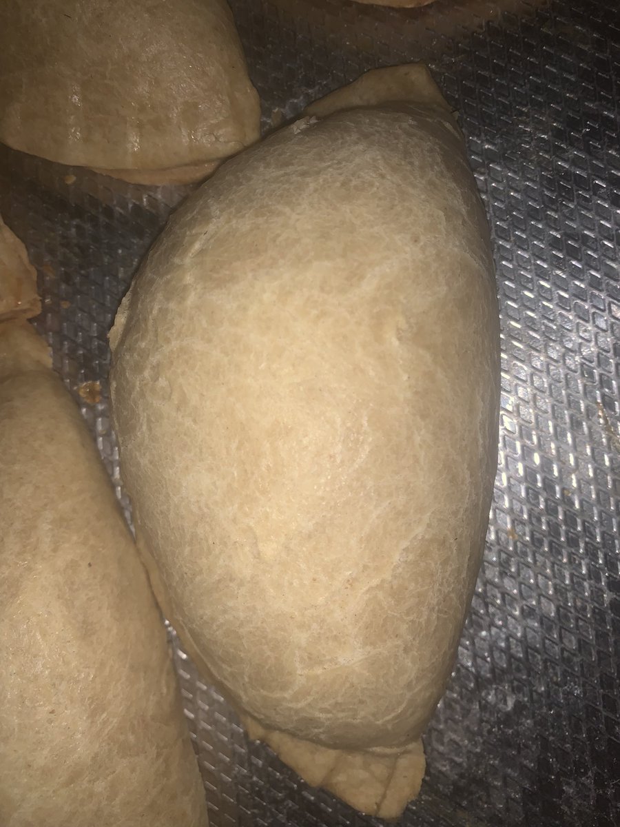 Judith_Bake's tweet image. So, my first meatpie order and I couldn’t take photos cause I was busy. But thanks to my lil sis whose hands never get off my phone 😁😂 I was able to get these photos even though not well snapped 

#firstsales
#yummymeatpie 
#bakingexperience
