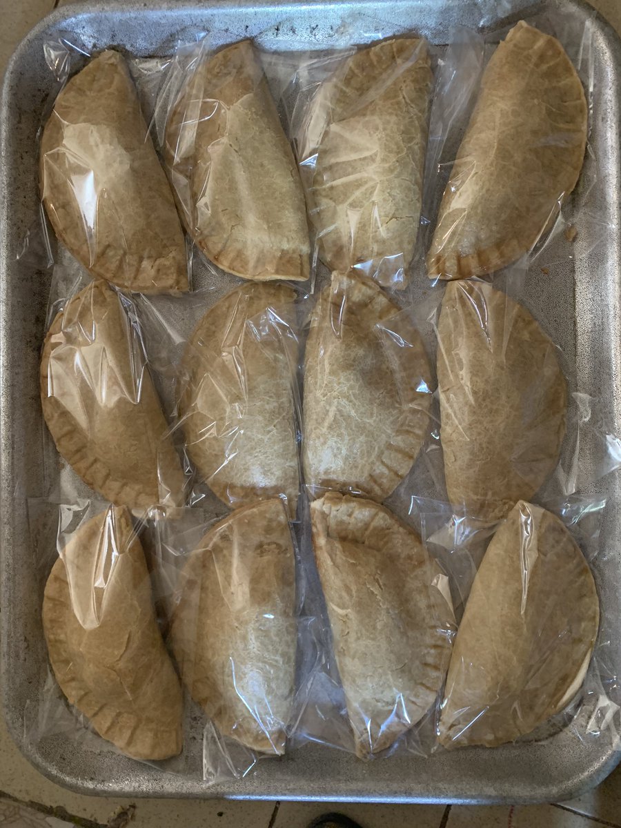 Judith_Bake's tweet image. So, my first meatpie order and I couldn’t take photos cause I was busy. But thanks to my lil sis whose hands never get off my phone 😁😂 I was able to get these photos even though not well snapped 

#firstsales
#yummymeatpie 
#bakingexperience
