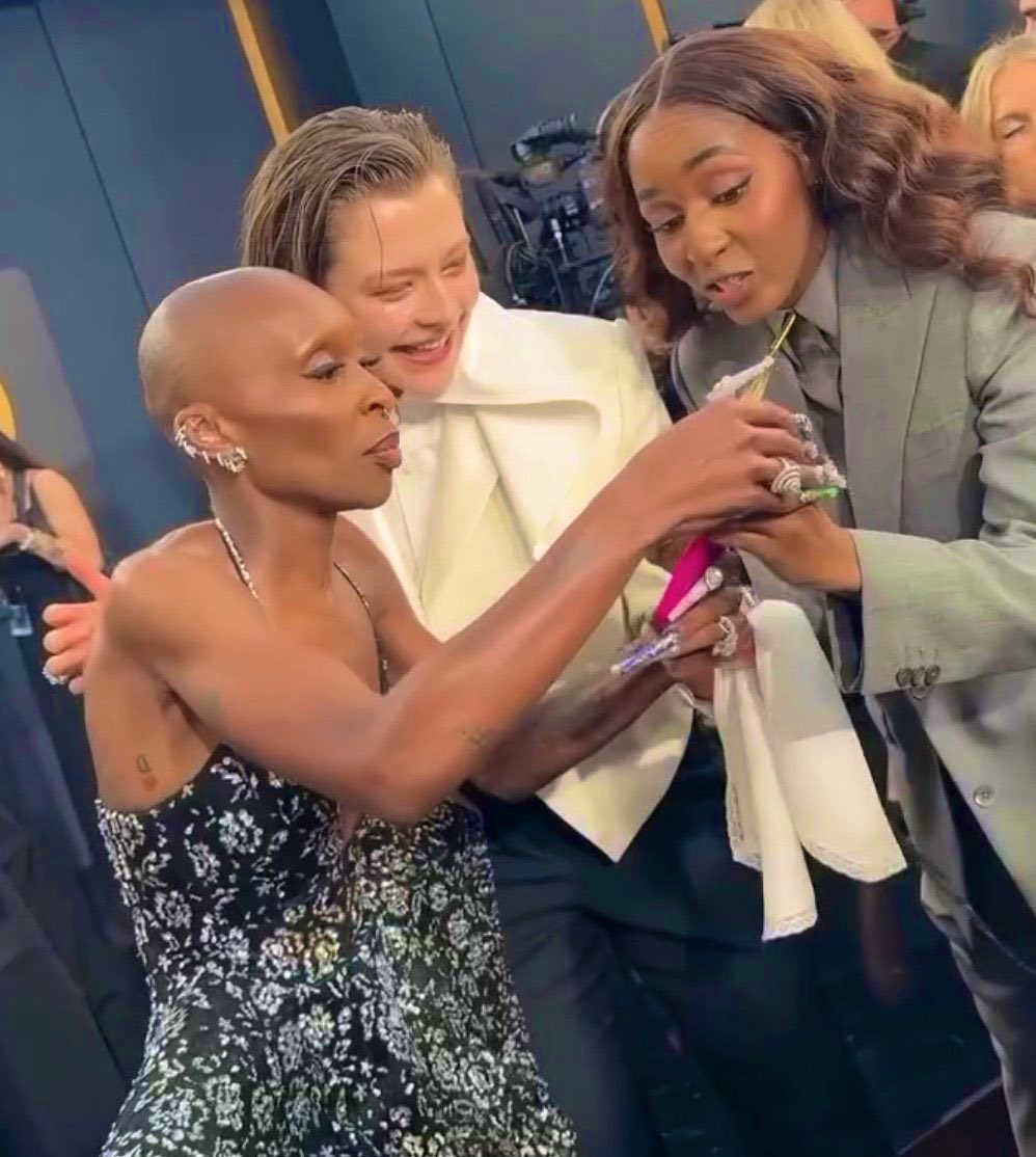 emmadarcybest's tweet photo. Emma D’Arcy with Ayo Edebiri and Cynthia Erivo at the Golden Globes ❤️ https://t.co/xIh3K6nJBv