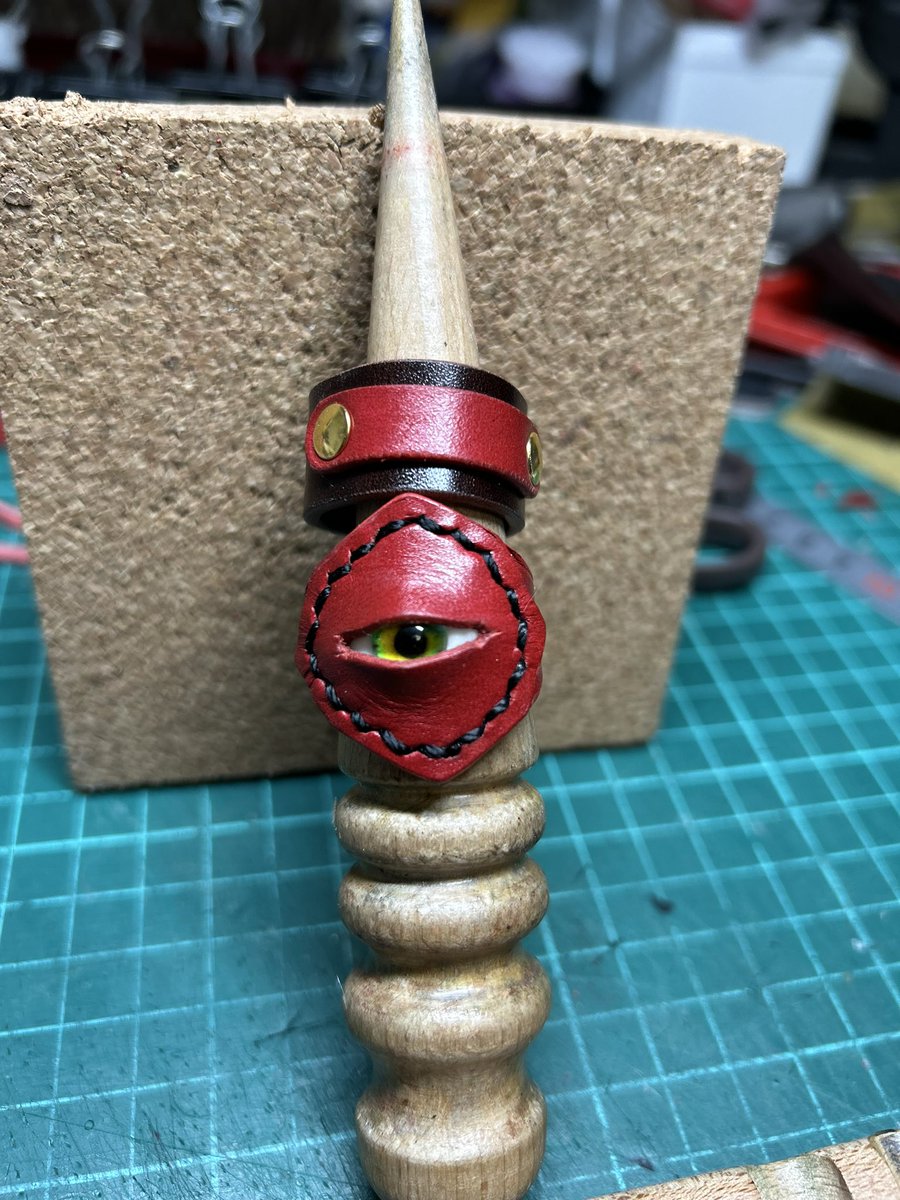 TKworkscom's tweet photo. 財布のパーツ来るまで、お遊びで革の指輪作成🤣w𐤔 

#レザークラフト   
#ハンドメイド https://t.co/uh2s9zhTWX