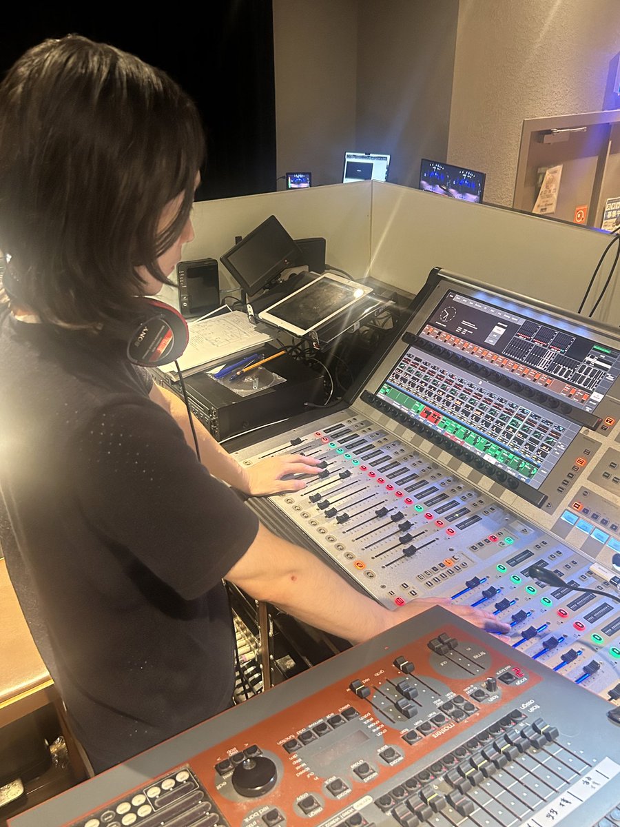 LIVE_BLUEMOOD's tweet photo. 📣正社員募集中📣

〈PAスタッフ〉
様々なイベントの音響管理はもちろん、照明・配信などにも携わる事ができます。

🏥各種社会保険完備
🚃交通費全額支給
🍽まかない有
💇髪色自由・耳ピアスOK
🏕️夏季・年末年始 大型連休あり
🎶業務に積極的な方 大歓迎

ご応募は電話まで📞
TEL 03-3549-6010 https://t.co/ncCN6jSuxP