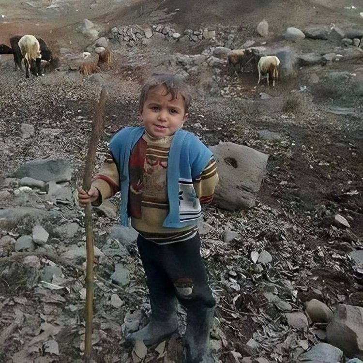 Herkes video yaptı, gündem oldu.. Hikayesini bilmiyorsunuz değil mi? Anlatayım: Dikkatli bakarsanız bu fotoğrafta 1 kırmızı, 1 yeşil, 1 de sarı eşek var arkadaşlar. Asimile olmuş, zulüm görmüş 3 eşek. Göremiyor musunuz? O sizin probleminiz. Siz kesin "  "ı da görmüyosunuzdur.