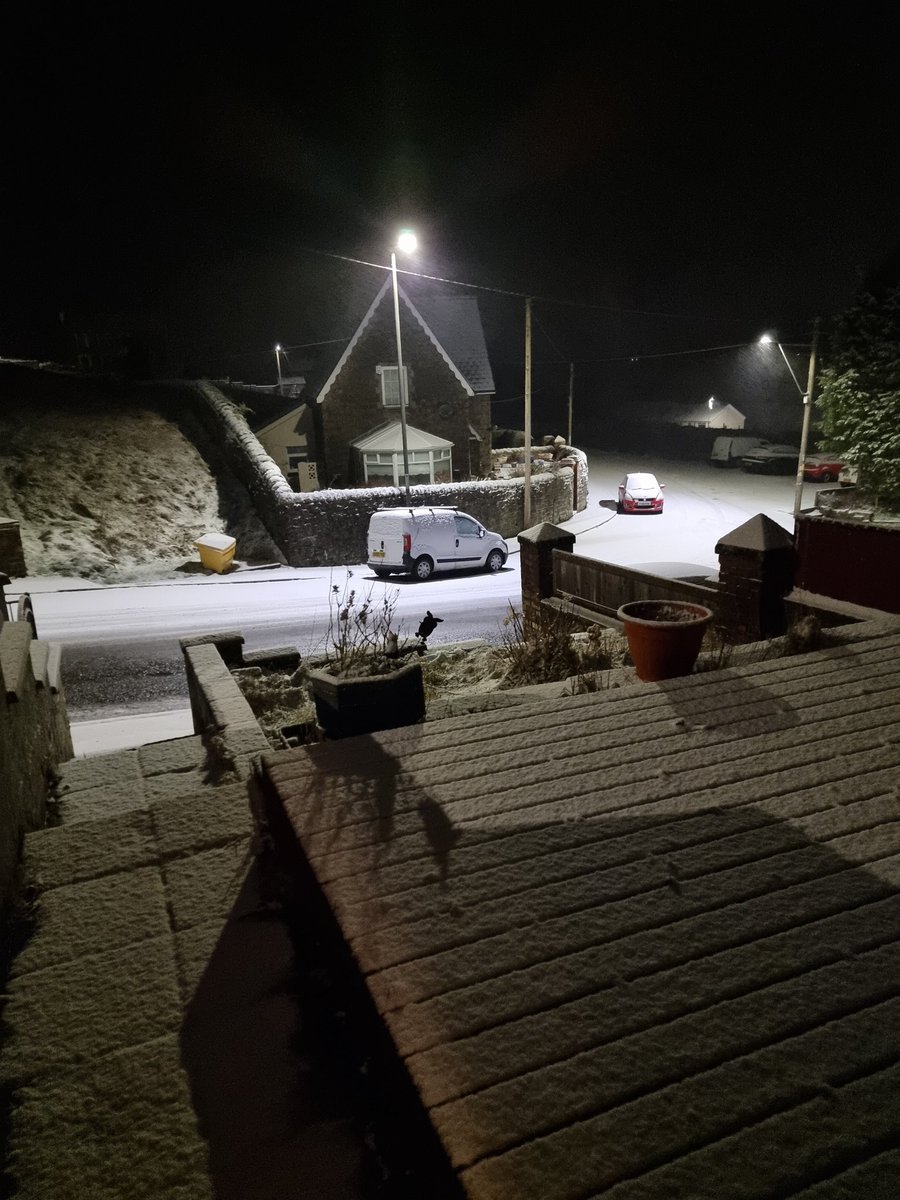 ceiwen's tweet photo. @IDS3to18 This is currently the main road in Fochriw. The  gritter hasn't been through so it isn't safe for the children to travel to school https://t.co/eR3JsKNwte
