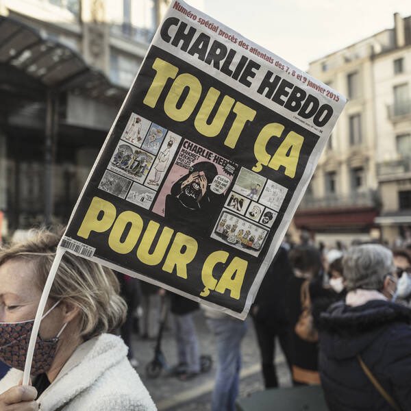 BernardChaix's tweet photo. 10 ans après, l’obscurantisme religieux tisse toujours sa toile en France. 

10 ans après, souvenons-nous de la solidarité des Français quand on s’en prend aux valeurs de liberté, d’égalité et de fraternité qui nous unissent. 

#JeSuisCharlie 
#JeresteCharlie https://t.co/PL9uMEyCBG