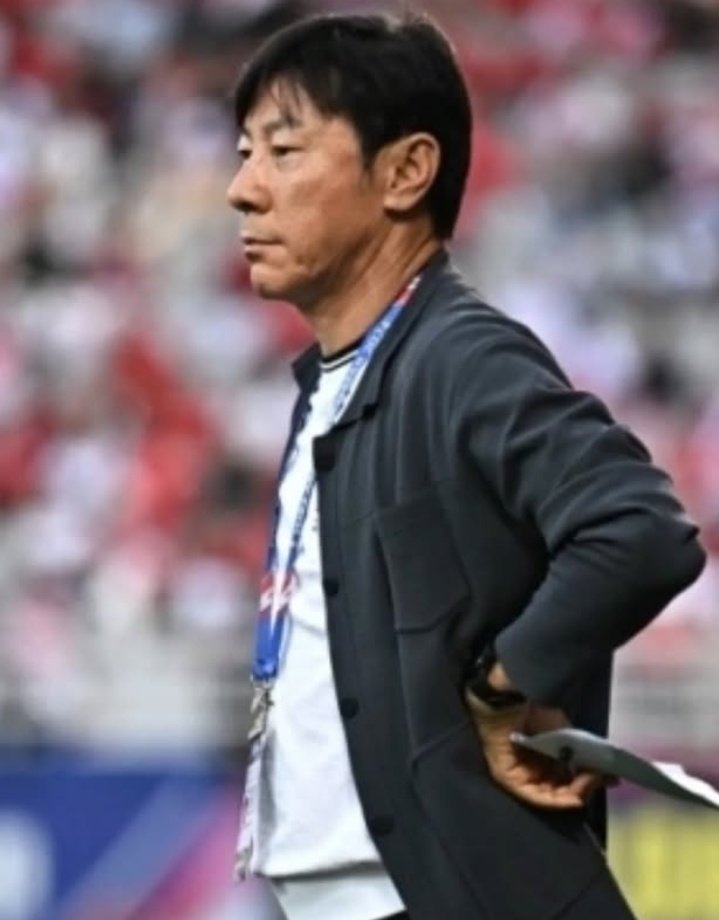 write_thisdown_'s tweet photo. Kepemimpinan  Erik Tohir membawa perubahan besar bagi sepakbola Indonesia. Namun, pemecatan pelatih Shin Tae-yong (STY) oleh PSSI menimbulkan pertanyaan:  apakah langkah ini strategis untuk  kemajuan sepakbola atau kepentingan  kelompok tertentu?Banyak spekulasi mengatakan faktor https://t.co/w39S7r9vop