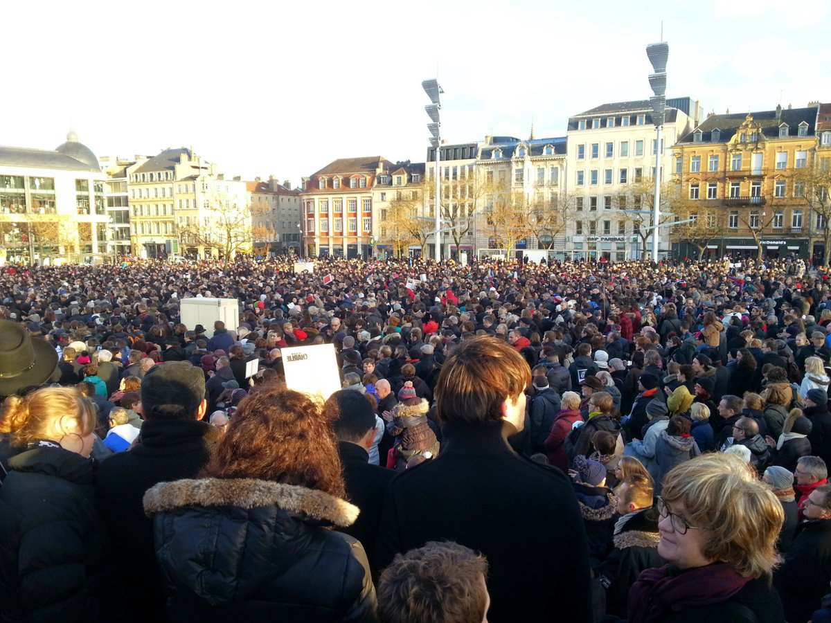 Il y a 10 ans on avait manifesté pour la liberté de la presse. Avec 40.000 personnes, c'est la plus grosse manifestation à laquelle j'ai assisté à Metz ces 25 dernières années.
#CharlieHebdo