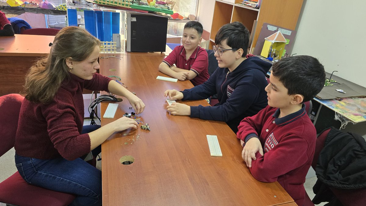 KorkmazDevran's tweet photo. @CodeWeekEU kapsamında @yenibosnafatih Ortaokulu öğrencileri ile başlangıç seviyesi robotik kodlama, sensör eğitimi başladı.  @drmaydin @iau_egitim @IAUKampus @iauGozlemevi @iautanitim @codeorg https://t.co/B6RRoTep4x