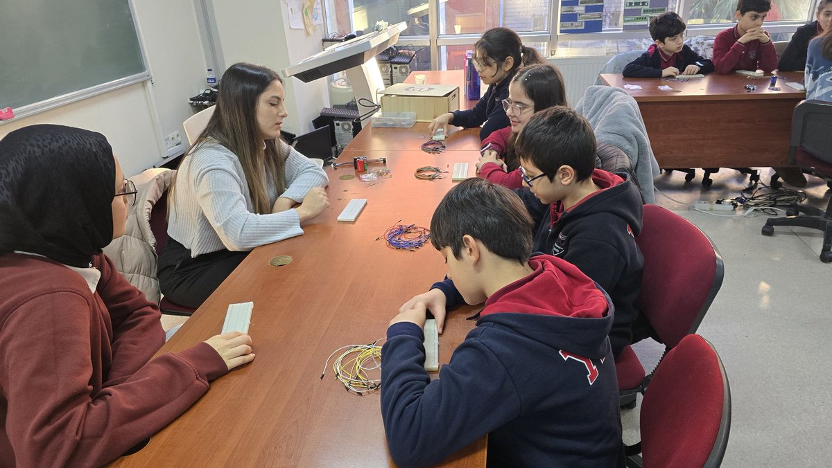 KorkmazDevran's tweet photo. @CodeWeekEU kapsamında @yenibosnafatih Ortaokulu öğrencileri ile başlangıç seviyesi robotik kodlama, sensör eğitimi başladı.  @drmaydin @iau_egitim @IAUKampus @iauGozlemevi @iautanitim @codeorg https://t.co/B6RRoTep4x