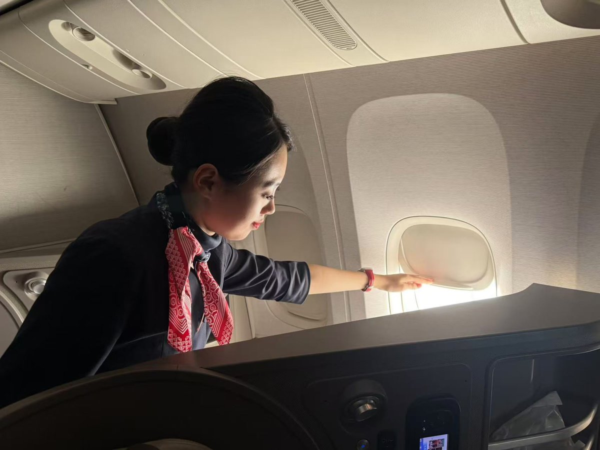 Lingyan50839141's tweet photo. ///Cabin Moment/// Take a break. We will pulled down the shades to block out the bright sunlight for you. Hope you have a nice nap during the journey.
#flightattendant #cabin #journey #flight #cabinservice #ChinaEasternAirlines https://t.co/HR99ziLCx1