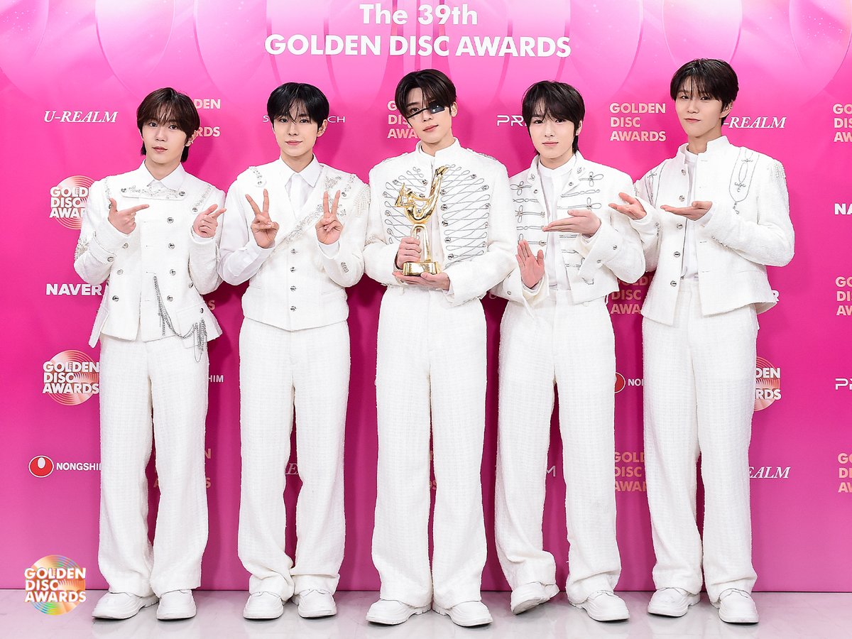 _GoldenDisc's tweet photo. 제39회 골든디스크어워즈 백스테이지 트로피 세리머니

#엔시티위시 #NCTWISH

신인상 수상
The winner of ROOKIE ARTIST

#2025GDA #골든디스크어워즈 #GoldenDiscAwards #골든디스크 #GoldenDisc #GDA https://t.co/PHFvgMdblW