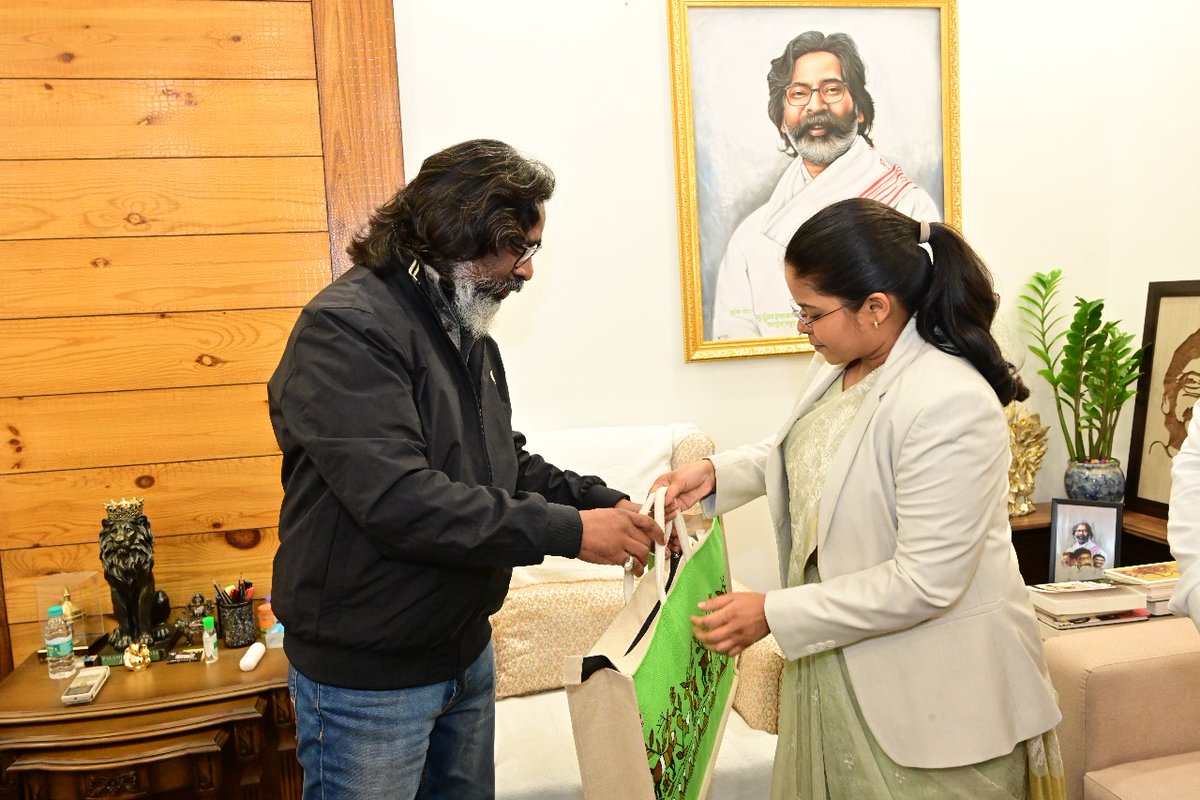 Jharcraft's tweet photo. Here is to kickstarting 2025 with joy, happiness and gratitude. 
In frame- Our esteemed Chief minister receiving a token of love from our Managing Director, Keerthishree G. IAS on behalf of Jharcraft family. 

#jharcraft #2025 #newyear #gratitude #sohrai https://t.co/aEFquKZchn
