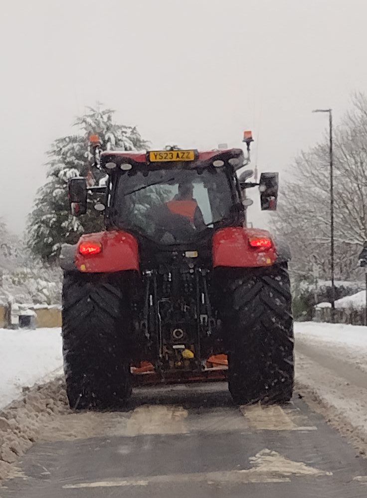 "We want to say a great big thank you to this farmer, you're a star! ⭐

"He was clearing the way brilliantly. Well done! 👏🚜"

📸 Karen Lilley