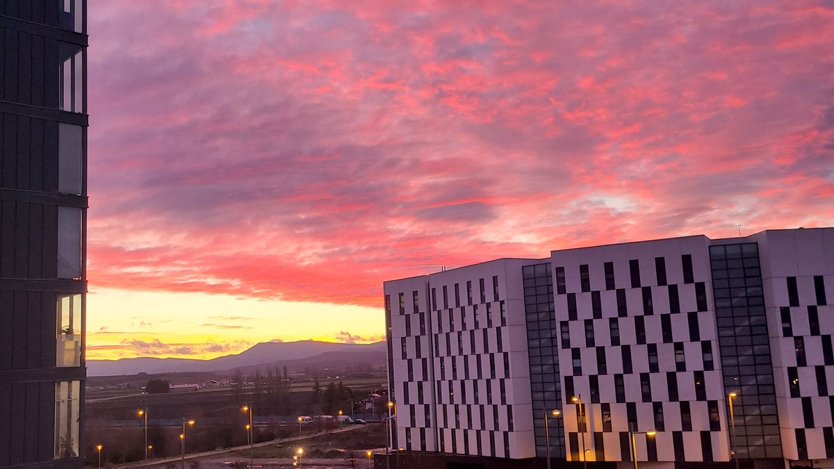 Egun on! Candilazo de amanecer 🌅 y 4 grados desde #Arkaiate ❄ #VitoriaGasteiz #araba #Álava #Salburua <a href="/Euskalmet/">Euskalmet</a> <a href="/Arabamet/">Arabamet</a>