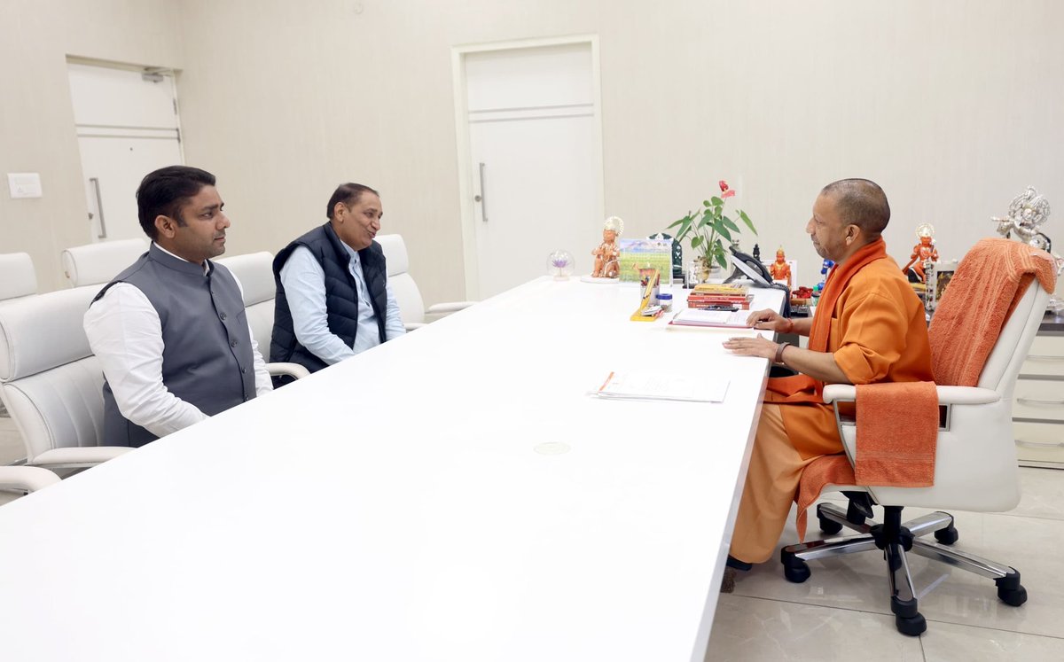 लखनऊ में उत्तर प्रदेश एवं देश के लोकप्रिय मुख्यमंत्री, योगी सरकार के यशस्वी मुखिया, माननीय श्री <a href="/myogiadityanath/">Yogi Adityanath</a> जी का मार्गदर्शन प्राप्त करने का सौभाग्य मिला। इस विशेष अवसर पर मेरे साथ मेरे आदरणीय पिताजी भी उपस्थित रहे।