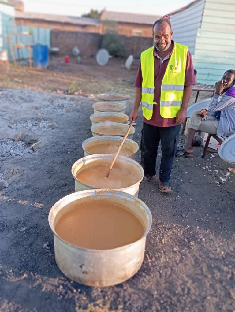 Almrsad15423's tweet photo. القضارف مبادرة شباب حي أركويت تواصل تقديم الوجبات اليومية  للنازحين  في مراكز الإيواء 

188 يوما على التوالي من إشعال نيران مطبخ المبادرة لإخفاء رائحة الجوع وسط متضرري الحرب.

#السودان #ادعموا_المطابخ https://t.co/AjmuYxdzjW
