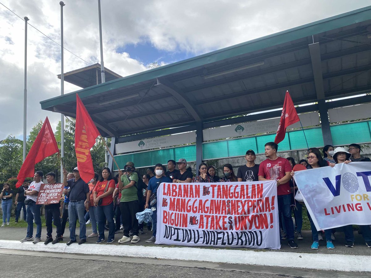 uplbperspective's tweet photo. TINGNAN: Nagsagawa ng mobilisasyon ang mga progresibong indibidwal at grupo ng Timog Katagalugan sa Light Industry and Science Park I (LISP), Cabuyao upang kundenahin ang hindi makatarungang tanggalan sa mga manggagawa ng Nexperia.

#SahodItaasPresyoIbaba 
#StopUnionBusting https://t.co/nHK2psjiI7