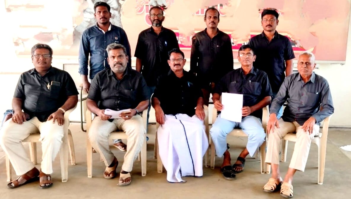 dvkperiyar's tweet photo. தி.வி.க. ஆலோசனைக் கூட்டம் - 05.01.25 - ஈரோடு

ஒரு மாதிரிப் பரப்புரைப் பயணம் நடத்தலாம் என்பதைக் குறித்த ஆலோசனைக் கூட்டம் ஈரோடு ம.தி.மு.க. அலுவலகத்தில் 05.01.25 ஞாயிறு காலை 11.00 மணி அளவில் கழகப் பொருளாளர் துரைசாமி அவர்கள் தலைமையில், அமைப்புச் செயலாளர் ரத்தினசாமி அவர்கள் முன்னிலையில்  தொடங்கி நடைபெற்றது.

ஆலோசனைக் கூட்டத்தில் எடுக்கப்பட்ட முடிவுகள் :

பரப்புரைப் பயணம் ஈரோட்டில்  25.01.25 சனிக்கிழமை தொடங்கி மதுரையில் 29.01.25 புதன் கிழமை நிறைவு செய்வது

பரப்புரைப் பயணத் தொடக்க நிகழ்ச்சி ஜன.25 காலை 10.00 மணியளவில் ஈரோடு பெரியார் நினைவில்லத்தில் கழகத் தலைவர் தோழர் கொளத்தூர் மணி மாண்புமிகு அமைச்சர் முத்துசாமி ஆகியோர் தலைமையில் தொடங்குவது 

பரப்புரைப் பயணத்திட்டம் :

25.01.25 - சனி
10.00 - ஈரோடு பெரியார் நினைவில்லம் - பரப்புரைப் பயணம் தொடக்கம்.

01.00 மணி - சோலார்
04.00 மணி - கணபதி பாளையம்
06.00  - கருமாண்டாம் பாளையம்
07.00 - கொடுமுடி 
இரவு தங்கல்.

26.01.25 - ஞாயிறு 
10.00 மணி -சாலைப்புதூர் 
12.00 - நொய்யல் 
01.00 - வேலாயுதம் பாளையம் 
04.00 - புகழூர் 
06.00 - வெங்கமேடு 
07.00 - கரூர்
இரவு தங்கல்

27.01.25 - திங்கள் :
10.00 - அரவக்குறிச்சி 
12.00 - பள்ளப்பட்டி 
01.00 - இடையக்கோட்டை
04.00 - வேடசந்தூர் 
06.00 - தாடிக்கொம்பு
07.00 - திண்டுக்கல்
இரவு தங்கல்

28.01.25 - செவ்வாய்
10.00 மணி - சின்னாளப்பட்டி 
12.00 - செம்பட்டி 
01.00 - சோழவந்தான் 
04.00 - சமயநல்லூர் 
06.00 - மதுரை.1
07.00 - மதுரை.2
இரவு தங்கல்

29.01.25 - புதன்

10.00 மணி - பழங்காநத்தம்
 12.00 - திருப்பரங்குன்றம்
01.00 - திருமங்கலம் 
04.00 - மாட்டுத்தாவணி 
06.00 - அவனியாபுரம் 
07.00 - நிறைவு பொதுக்கூட்டம்

5 நாட்களும் முழுமையாக கலந்து கொண்ட இசைவு தெரிவித்துள்ள தோழர்கள் பட்டியல் :
"மந்திரமா ? தந்திரமா ?" - ஆத்தூர் மகேந்திரன்.

1.ஈரோடு ரத்தினசாமி
2.பால். பிரபாகரன் 
3.அய்யனார் 
4.காவை ஈஸ்வரன்
5.நாத்திக ஜோதி
6.செல்வராஜ்
7.செந்தில் 
8.கோபிநாத் 
9.நங்கவள்ளி கிருஷ்ணன்
10.வேணுகோபால் 
11.மதன் விருதாசலம்
12.தேனி ராயன் 
13.திண்டுக்கல் 5 தோழர்கள் 
14.ரமேஷ் நம்பியூர் 
15.கோபி 4 தோழர்கள்
16.குமார் - மறவப் பாளையம் 

பயணப் பொறுப்பாளர்கள்:

ஈரோடு- செல்வராஜ், எழிலன்
கரூர் - காமராஜ்
திண்டுக்கல் - மோகன் தாஸ்
மதுரை - காமாட்சி பாண்டியன்