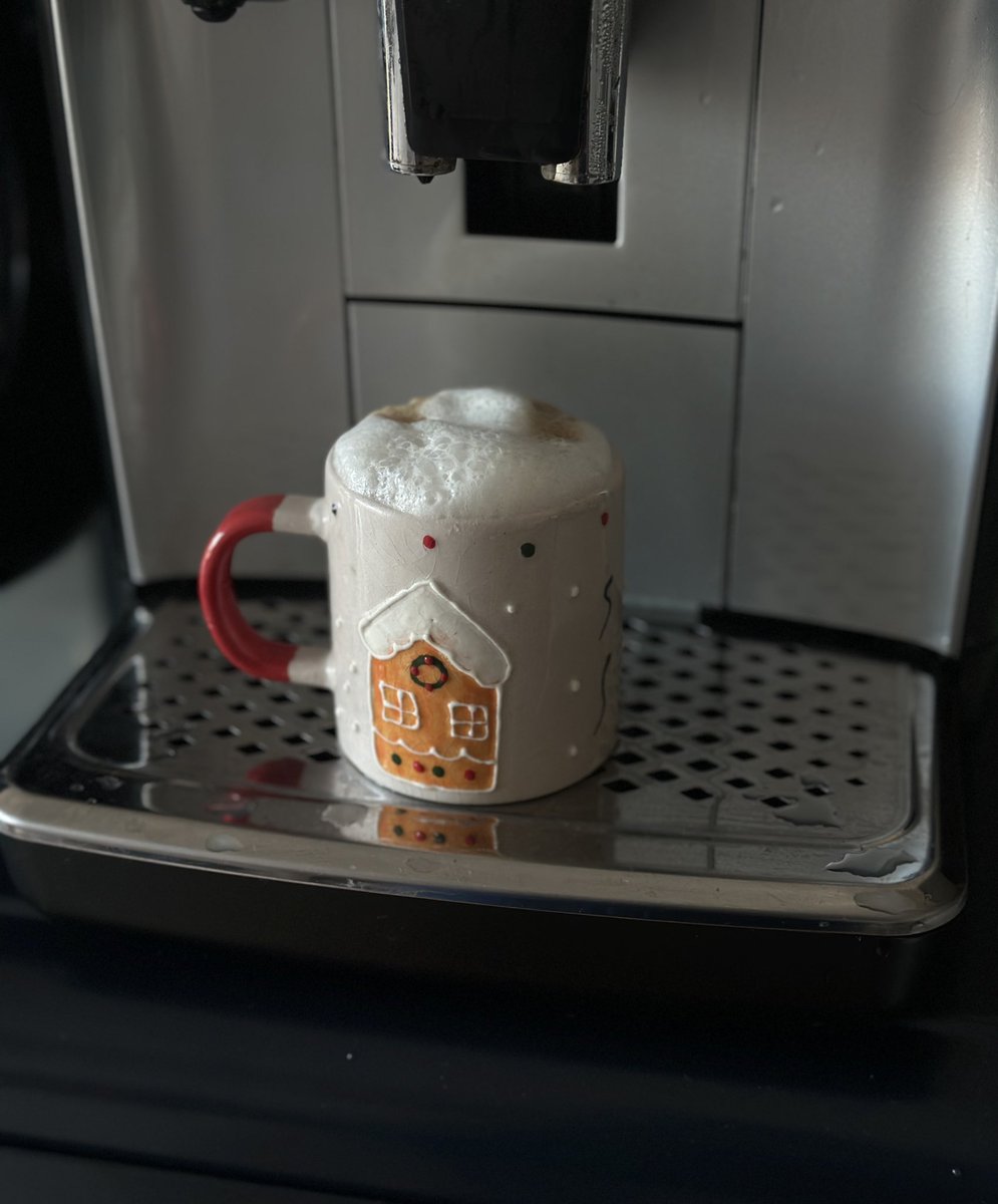 denizceth's tweet photo. the foam on my coffee is like the floor price - barely holding steady. GM ☕📉 https://t.co/JhkBGrNMSb