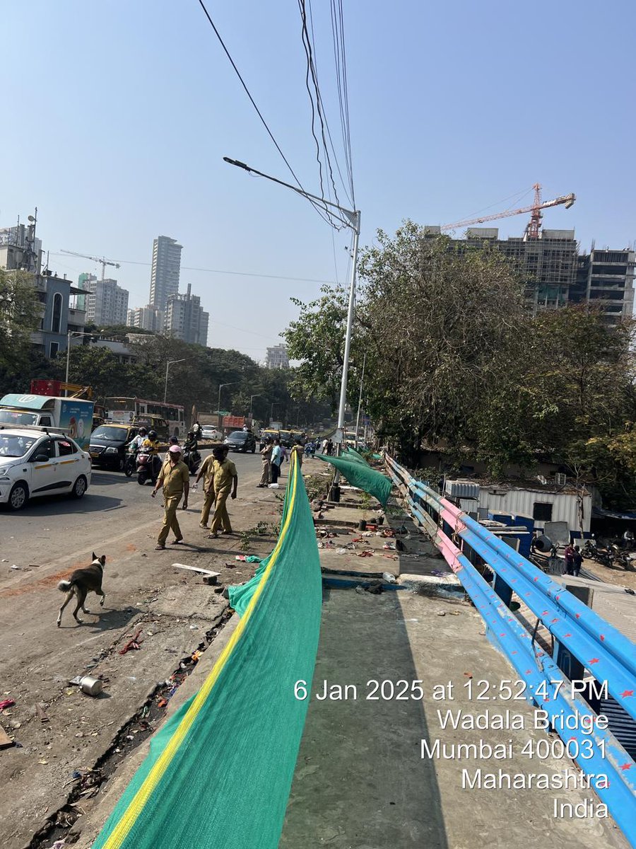 OfWadala's tweet photo. Yesterday, Wadala East-to-West flyover freed of illegal encroachment thanks to coordinated work done by @mybmcWardFN @mybmc and @MumbaiPolice. The operation caused inconvenience to motorists but surely worth it, if it can be kept that way. @Dev_Fadnavis @mieknathshinde https://t.co/j9jGPGeQmq