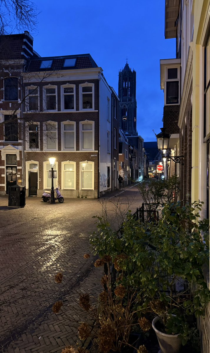 AlecBreunesse's tweet photo. #Goedemorgen om 08.15am vanaf #Mariaplaats #Utrecht. Gisteren de #ontvangstbevestiging gekregen voor het #bezwaarschrift #DeKnip #Catharijnesingel met gelijk een verlenging van 6 weken voordat gemeente Utrecht een #besluit neemt. Dat wordt nog een fraaie #procedure. Het lossen voor de #horeca is begonnen, tot nu toe geen ratelende rolcontainers en andere lawaaimakers. De bierauto van #Heineken blokkeert de rijbaan voor café Jozef. #ScharrelPoes is onrustig, zou het weer veranderen? Buiten voelt het als -3 graden volgens de weer-app. Vandaag weer een drukke dag met veel schrijfwerk. Doe wat #moois vandaag!