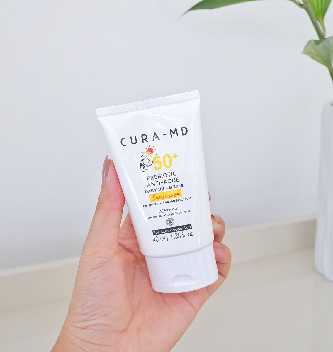 🌞 CURA-MD กันแดดพรีไบโอติก SPF50+ PA++++ เหมาะกับคนเป็นสิว ผิวแพ้ง่าย ช่วยปรับสมดุลผิว ลดการเกิดสิว แถมยังมีสาร Antioxidant จุกๆ 7 ชนิด ต้านผิวแก่ แห้งกร้าน ผิวหมองคล้ำ เนื้อบางเบา เกลี่ยง่าย ไม่อุดตัน ช่วยปรับผิวเนียนกระจ่างใส ไม่วอก หลังทาผิวชุ่มชื้นแต่ไม่เหนอะ แต่งหน้าต่อได้เลย ทาได้ทั้ง indoor/outdoor พกไปทะเลได้ ไม่ทำร้ายปะการังด้วย  
#ใช้ดีบอกต่อ #CuraMD
