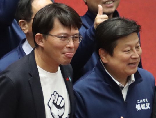 dabowagaga's tweet photo. 記住，今天這張照片。

裡面的這些人，就是未來幾年後退撫金破產、錢都拿去養退休長官的元兇。

至於年輕人，什麼年輕人？你看過國民黨老人在乎過嗎？
現在要再加個還在當草的北七。

高稅收、低福利，這就是台灣年輕人的未來。 https://t.co/FO6ln1kro2