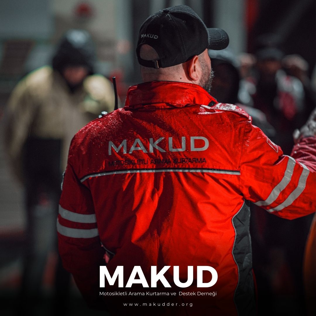 MAKUD’un eğitimleri, bilgiyi cesaretle birleştirir. MAKUD’un düzenlediği eğitimler, sadece teorik bilgi aktarmakla kalmaz; aynı zamanda zor durumlarda hızlı ve etkili kararlar almayı öğretir. Her tatbikat, gerçek olaylara hazırlanmanın en önemli adımıdır.