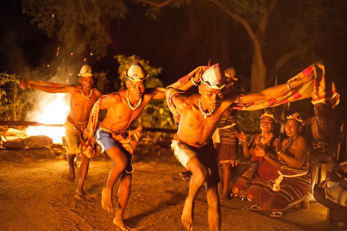 RobertMarkSaf's tweet image. With their vigorous and lively dance moves, the Atandroy tell stories of survival and overcoming great adversity. Enjoy the show!

#MandrareRiverCamp #FireDance #BushDining #EthnicTribes #PeopleOfAfrica #AfricanCulture