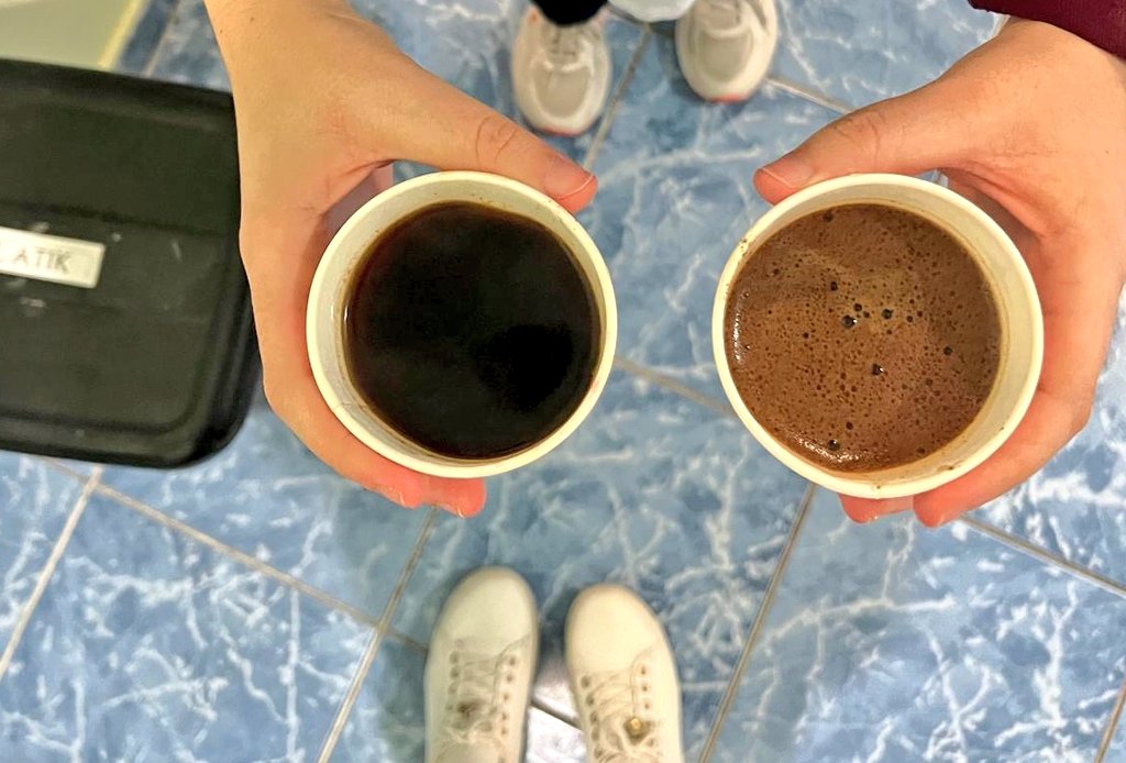 withaysey's tweet photo. Türk kahvesi yaparken tüm köpüğü karşı tarafa koyup kendine sıfır köpük koyan kişi
hayat seni üzer https://t.co/8E4qepHtPS