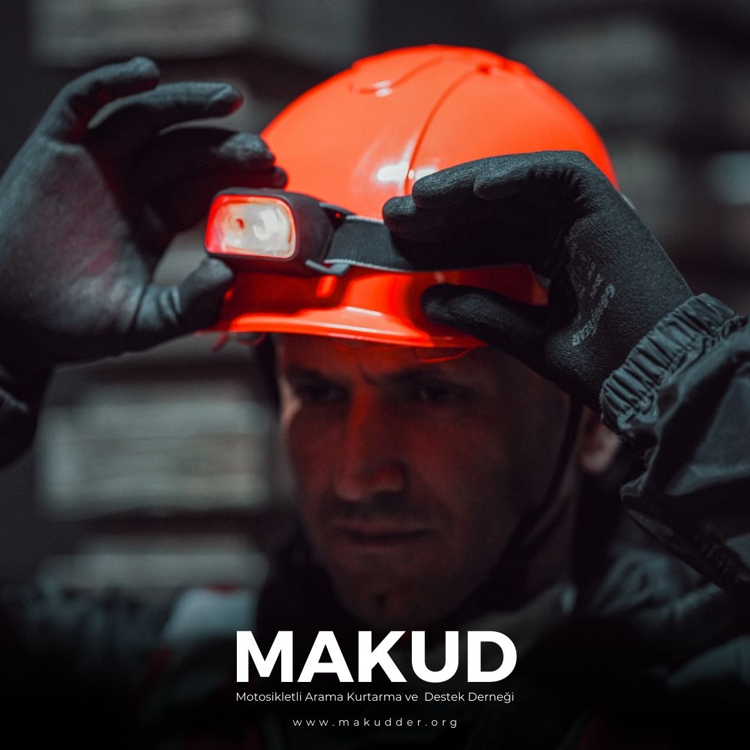 MAKUD, afet anlarında ilk yardım ekiplerinden biri olarak hareket eder. Enkaz altında kalan birine ulaşmak, kaybolan birini bulmak ya da bir doğal felaket sonrası yardım eli uzatmak, derneğin ana misyonudur. Zor anlarda MAKUD’un varlığı, insanların yeniden umut verir.