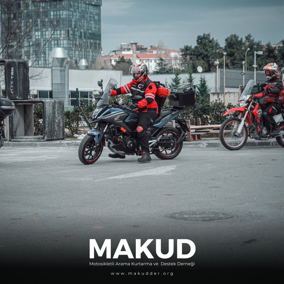 Motosikletlerimizin misyonumuzu gerçekleştirmede büyük bir rolü vardır. Hızlı müdahale, zorlu koşullarda ulaşılabilirlik ve keşif görevlerinde etkinlik, motosikletlerin hayat kurtarma sürecine olan katkısını gözler önüne serer.

makudder.org