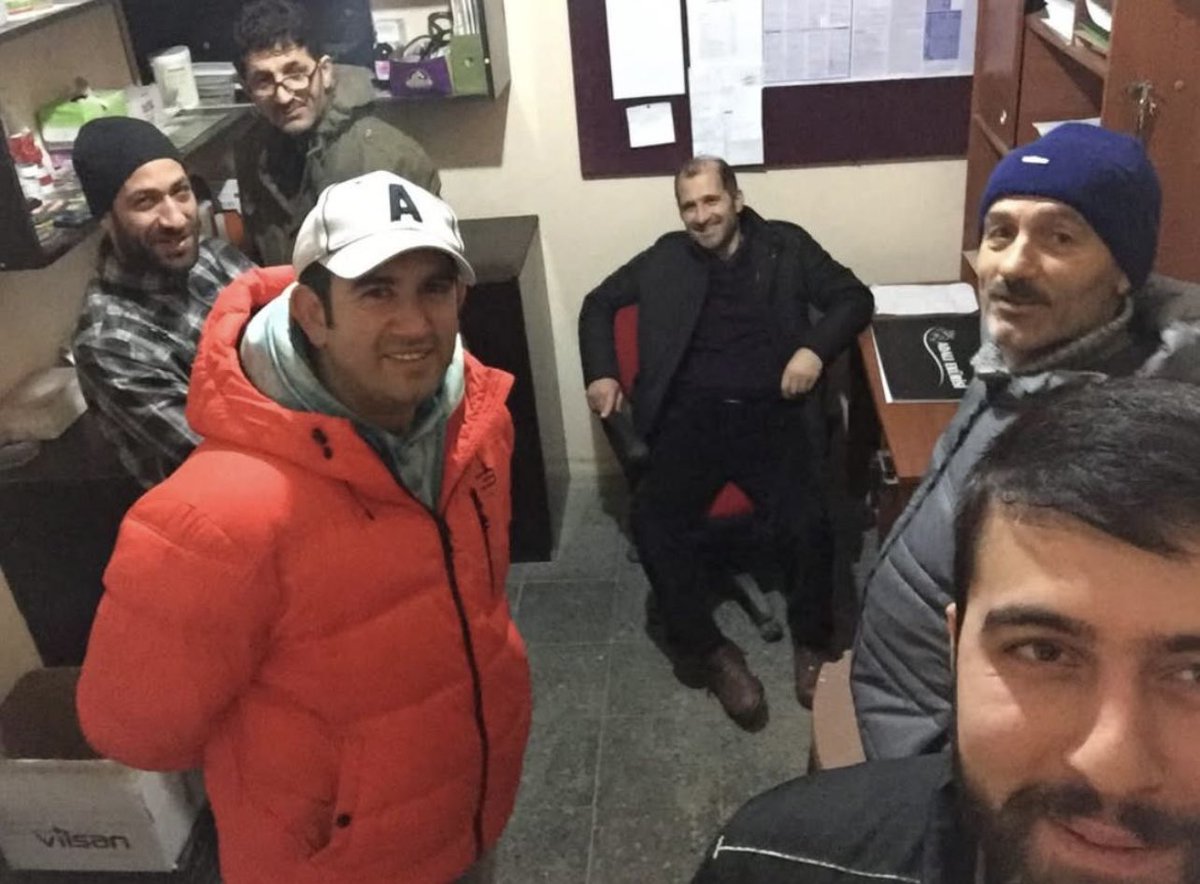 Bilgi birikimimi en doğru şekilde öğrenmemi sağlayan işinin ustaları antrönör Şahin ve Mahir Yıldırım ile nostalji fotoğrafımızda rahmetli dostum Erol Yıldırım, genç ve çalışkan antrönör kardeşim Sefa Arslan ve sahalarımızın emektar  nalbantı Turgut Kaya bulunuyor 🏇🏇