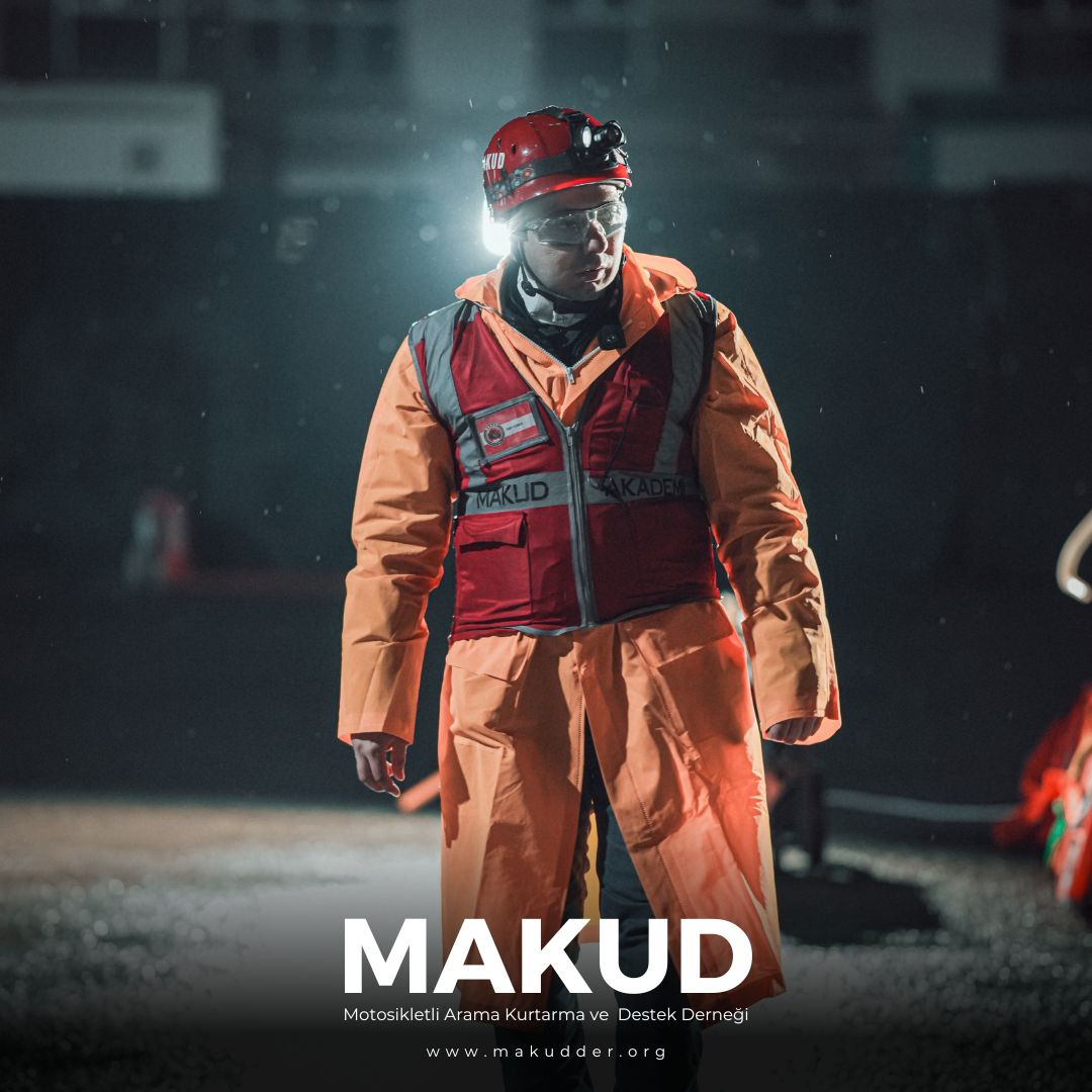 Eğitimlerimizin en önemli yanlarından biri, teknik becerilerin yanında her durumda hızlıca empati yapabilmeyi kazandırmasıdır. Her kurtarma çalışması, yalnızca fiziksel bir müdahale değil, aynı zamanda zor durumda olanlara destek olmayı ve topluma sorumluluk taşımayı gerektirir.