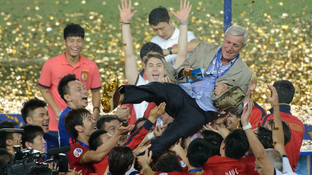 Dinastiachip's tweet photo. Posible fin del equipo que parecía que se iba a comer el mundo, el antiguo Guangzhou Evergrande.

Atrás quedan los fichajes millonarios y los proyectos faraónicos.

Por sus problemas financieros, no logró obtener una licencia para participar en 2025 en el fútbol profesional. https://t.co/4t1LdD8OJx
