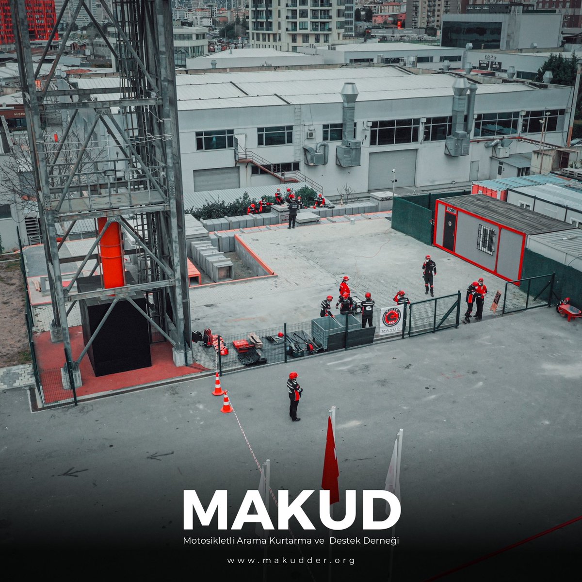 Türkiye’nin ilk AFAD akrediteli motosikletli arama kurtarma derneği olarak gerçekleştirdiğimiz tatbikatlar afet senaryolarını gerçeğe en yakın şekilde simüle ederek ekip üyelerimizi hazırlıklı hale getirir. Her tatbikat hayat kurtarmanın en kritik adımlarını deneyimleme fırsatı.