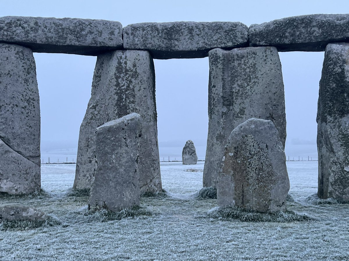 ST0NEHENGE's tweet photo. Sunrise at Stonehenge today (7th January) is at 8.09am, sunset is at 4.17pm 🥶❄️ https://t.co/8yNclq6g8a