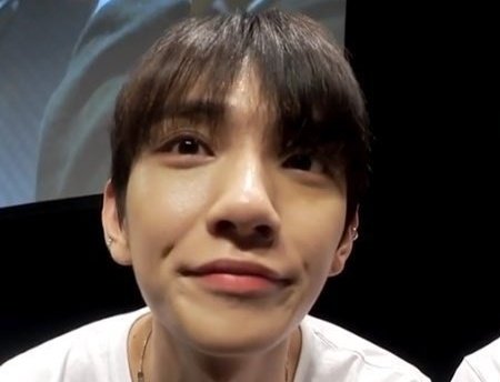 shuamodoll's tweet photo. cute little thread of a baby deer who loves leaning close to the camera https://t.co/o68JEu89Ja