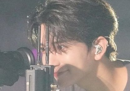 shuamodoll's tweet photo. cute little thread of a baby deer who loves leaning close to the camera https://t.co/o68JEu89Ja